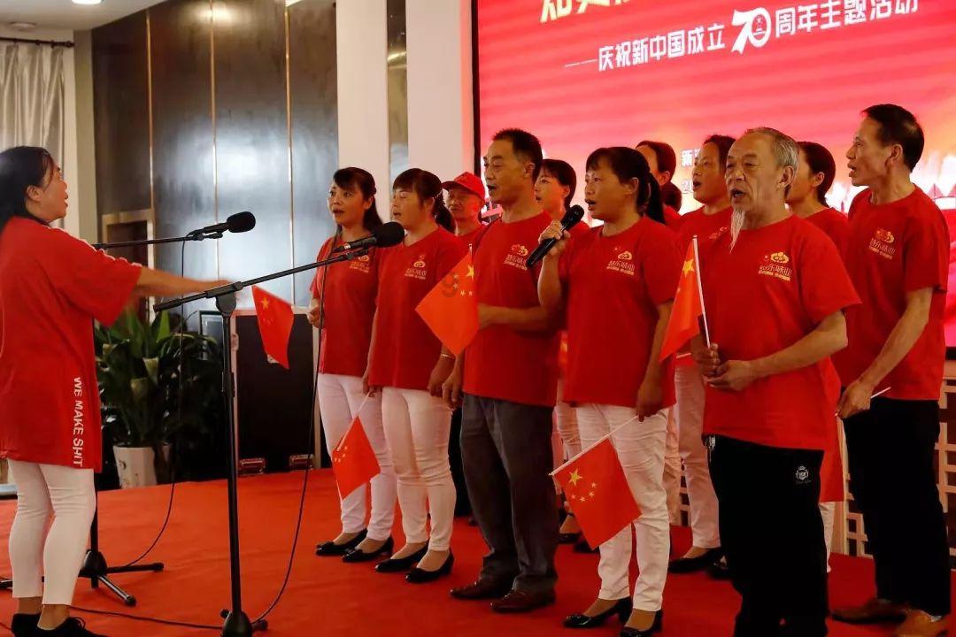 李连杰一家尼泊尔求佛被偶遇，62岁利智显苍老